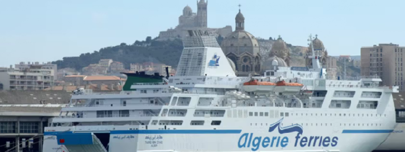 Alg&eacute;rie Ferries: buque de la naviera en el puerto de Marsella con la ciudad al fondo