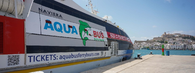 Aquabus Ferry Boats: catamar&aacute;n Aquabus Jet amarrado en el puerto de Ibiza