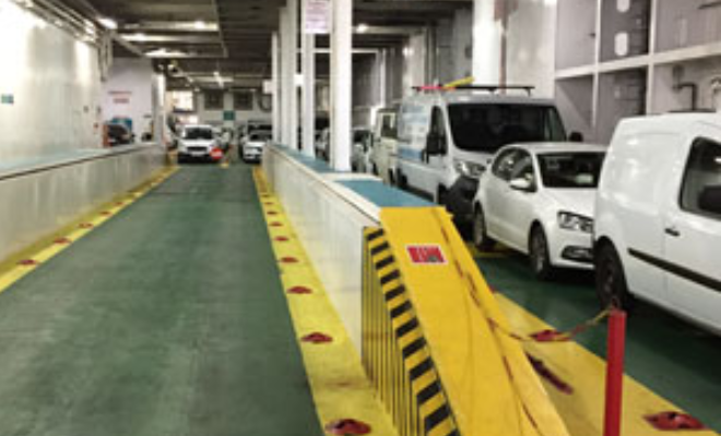 Bodega del ferry con coches estacionados en la traves&iacute;a a Mallorca
