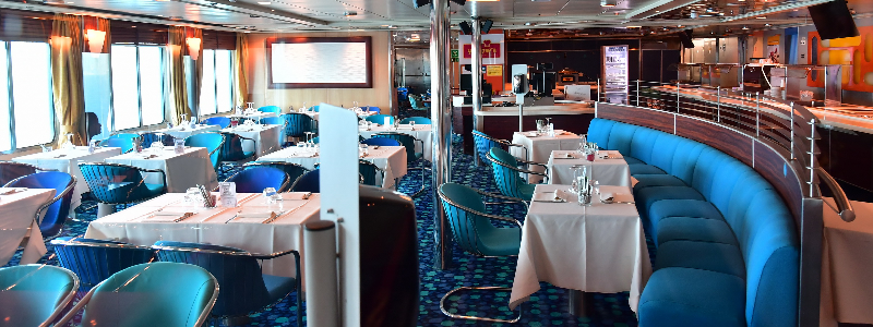 Corsica Ferries: restaurante &agrave; la carte y bar interior de uno de los buques Mega Express en las rutas entre Italia, Francia y C&oacute;rcega