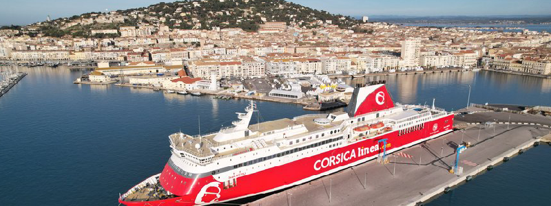Corsica Linea: ferry de la compa&ntilde;&iacute;a llegando al puerto de Bastia, C&oacute;rcega, con la ciudadela al fondo
