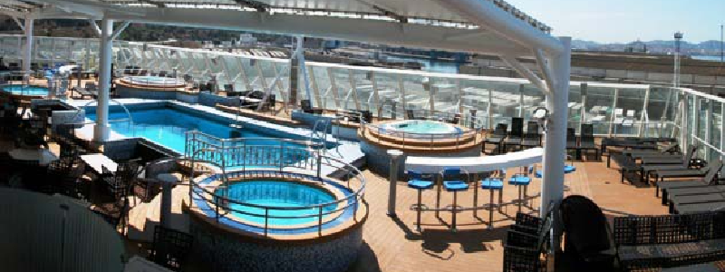 CTN Ferries Carthage: piscina en cubierta del buque con vistas al Mediterr&aacute;neo durante la traves&iacute;a Marsella&ndash;T&uacute;nez