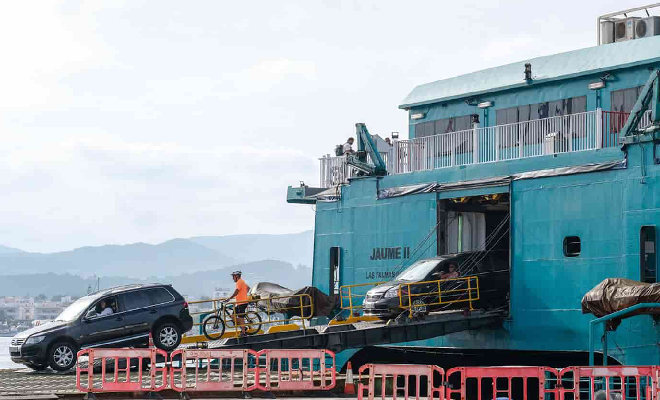 Coches embarcando en ferry rumbo a Mallorca en el puerto de Barcelona