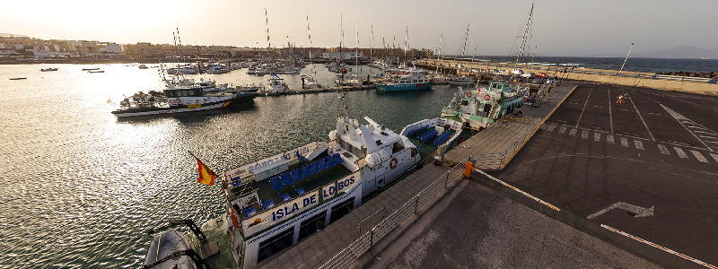Ferry Isla de Lobos: barco atracado en el muelle de Corralejo listo para zarpar hacia el Parque Natural Isla de Lobos en Fuerteventura