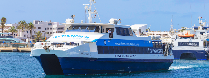El fast ferry Ibiza Jet de Formentera Lines durante la traves&iacute;a entre Ibiza y Formentera