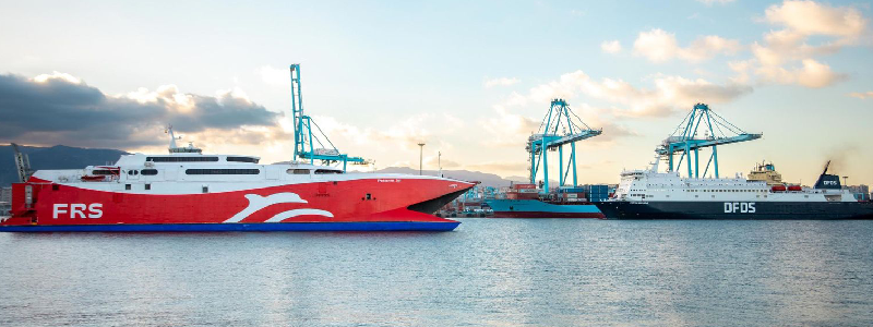 FRS DFDS: vista del puerto de T&aacute;nger Med desde la cubierta del ferry, con el litoral marroqu&iacute; al fondo y el Estrecho de Gibraltar