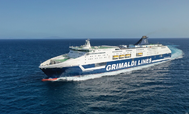 Buque Cruise Barcelona de Grimaldi Lines navegando en el Mediterr&aacute;neo
