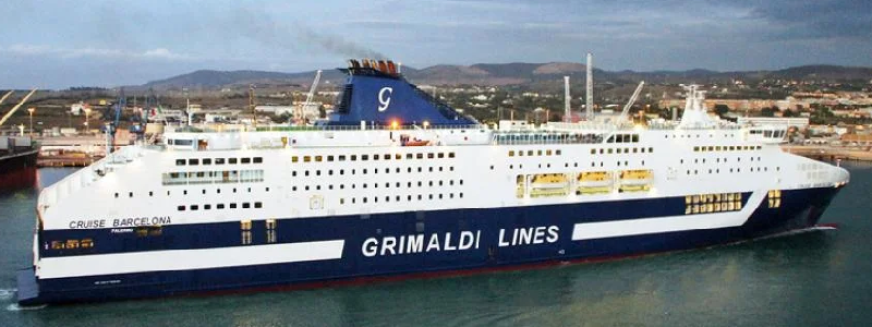 Grimaldi Lines: crucero ferry de la compa&ntilde;&iacute;a atracado antes de una salida internacional en Barcelona