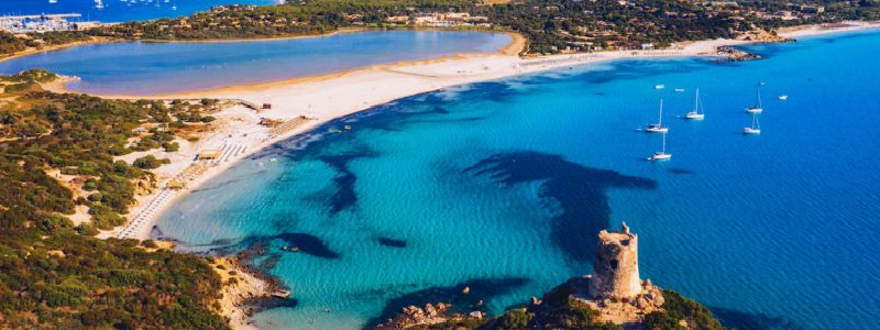 Grimaldi Lines: ferry navegando en una traves&iacute;a mediterr&aacute;nea al atardecer