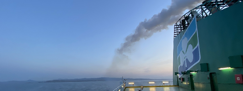 Vista del Mar de Irlanda desde la cubierta de un ferry de Irish Ferries en la ruta Dubl&iacute;n&ndash;Holyhead, con cielos atl&aacute;nticos y aguas del Atl&aacute;ntico Norte