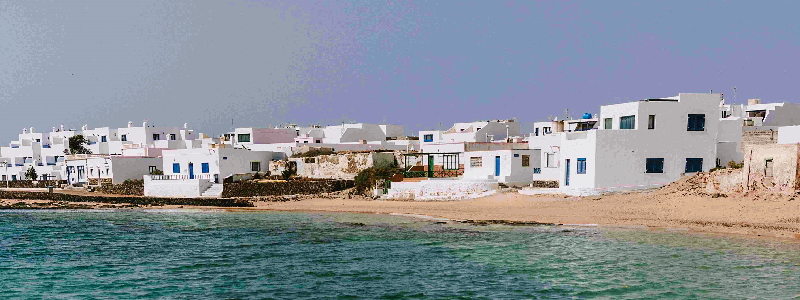 L&iacute;neas Romero: vista del Puerto de Caleta de Sebo en La Graciosa con el ferry llegando desde &Oacute;rzola, Lanzarote