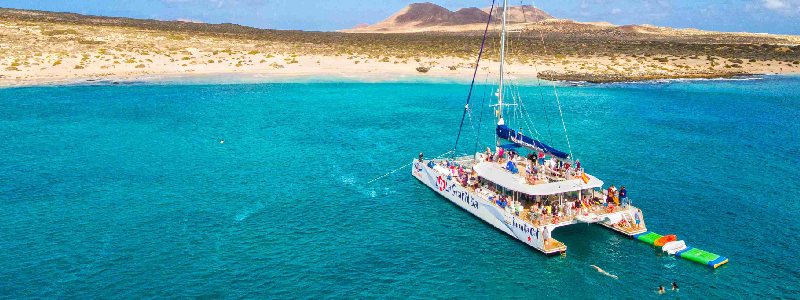 L&iacute;neas Romero: excursi&oacute;n a La Graciosa en el catamar&aacute;n Alexandro R