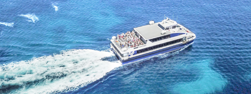 Zona de cubierta y sal&oacute;n de un fast ferry de Menorca Lines en la traves&iacute;a entre Alc&uacute;dia y Ciutadella