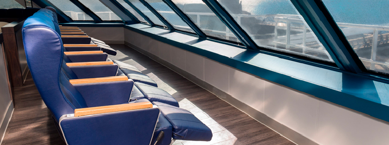 Armas Trasmediterr&aacute;nea: sal&oacute;n premium con butacas reclinables y acceso a terraza exterior a bordo del Volc&aacute;n de Tagoro