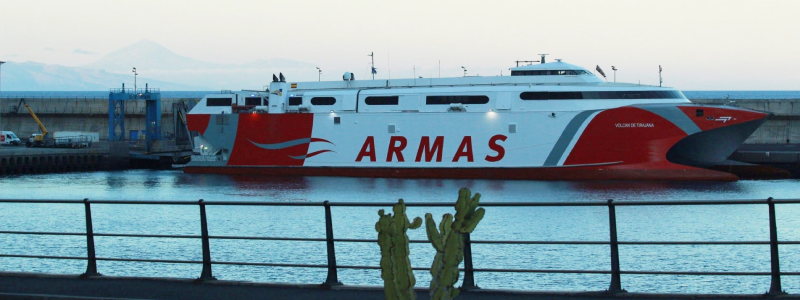 Armas Trasmediterr&aacute;nea: ferry en la ruta Los Cristianos&ndash;La Gomera con el Teide al fondo