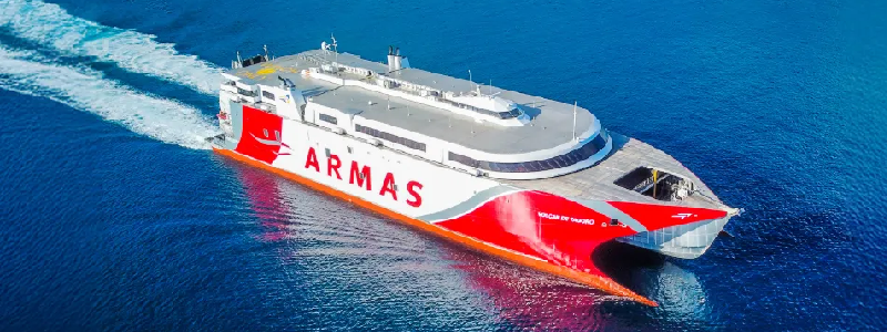 Armas Trasmediterr&aacute;nea: catamar&aacute;n Volc&aacute;n de Tagoro navegando entre Las Palmas de Gran Canaria y Santa Cruz de Tenerife