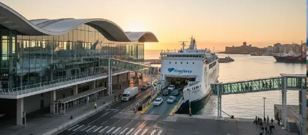 Vista del puerto de Alicante y zona de terminal de pasajeros