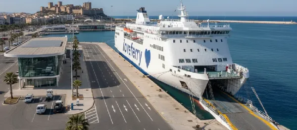 Vista del puerto de Almer&iacute;a y zona de embarque de ferris