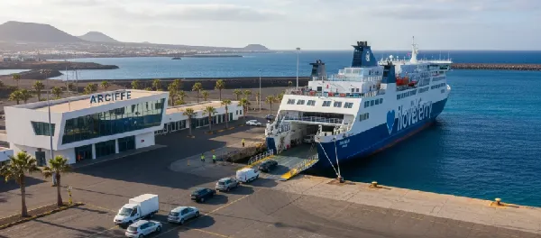 Vista del puerto de Arrecife y zona de embarque de ferris