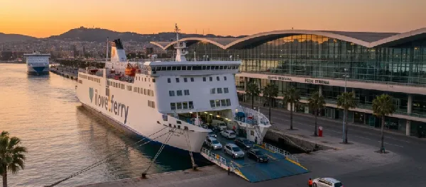 Vista del Puerto de Barcelona y zona de terminales de ferris