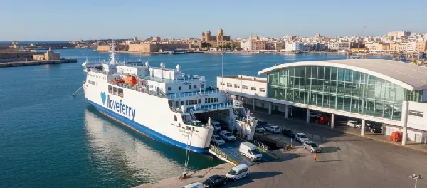 Vista del puerto de C&aacute;diz y zona de acceso a ferris