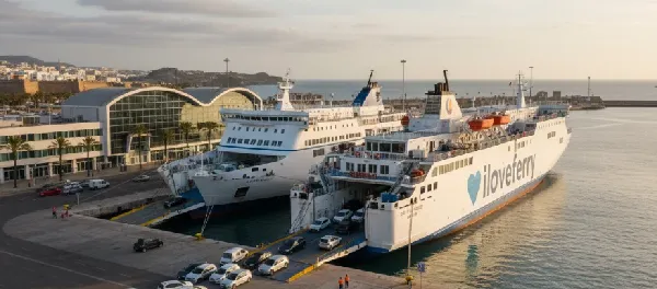 Vista del puerto de Ceuta y zona de embarque de ferris