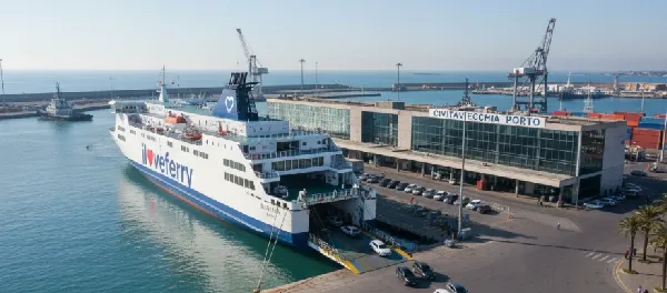 Vista del puerto de Civitavecchia y accesos a la terminal de ferris