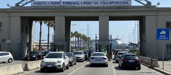 Terminal de ferris ADM (Autostrade del Mare) en el puerto de Civitavecchia