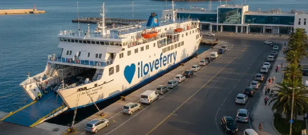 Vista del puerto de Corf&uacute; (Kerkyra) y zona de embarque
