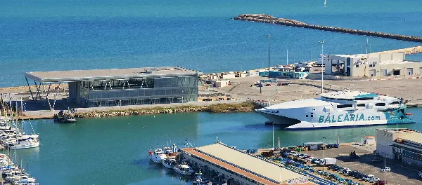 Vista del puerto de D&eacute;nia y zona de embarque de ferris
