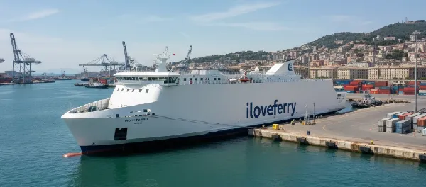 Vista del puerto de G&eacute;nova y zona de terminal de ferris