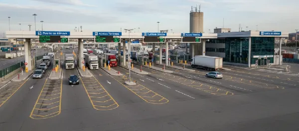 Accesos y zona de embarque de ferris en el puerto de G&eacute;nova