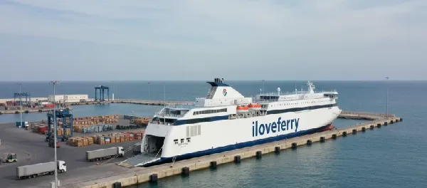 Vista del puerto de Ghazaouet y zona de embarque de ferris