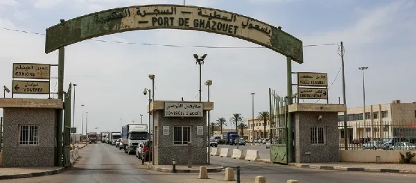 Terminal de ferris y accesos en el puerto de Ghazaouet