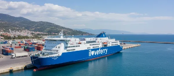 Vista del puerto de igoumenitsa y zona de embarque de ferris
