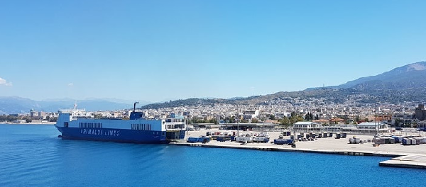 Vista del puerto de Patras y zona de embarque de ferries