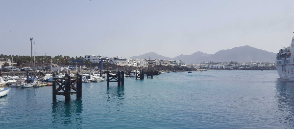 Vista del puerto de Playa Blanca y zona de embarque de ferries