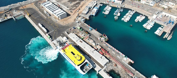 Muelle y terminal del puerto de Playa Blanca
