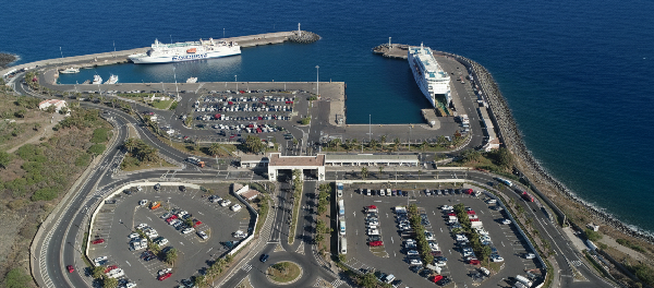 Muelle y acceso al puerto de Playa Santiago