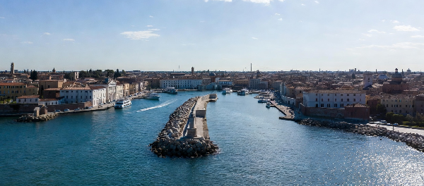 Acceso y entorno del puerto de R&aacute;vena
