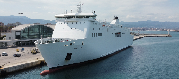 Vista del puerto de Salerno y zona de embarque