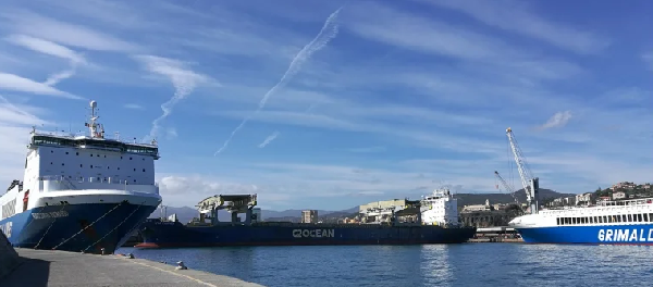 Vista del puerto de S&aacute;vona (zona Porto Vado) y embarque