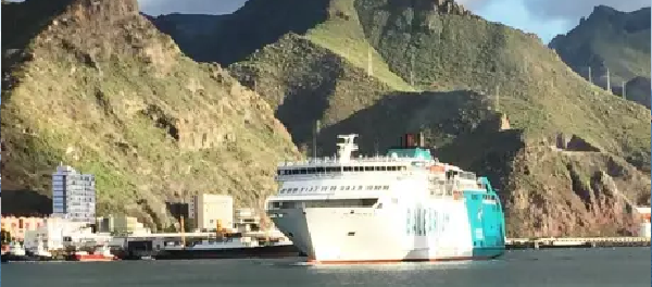 Vista del puerto de Tenerife (Santa Cruz de Tenerife) y zona de embarque