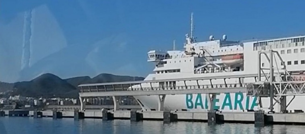 Vista del puerto de Valencia y zona de embarque de ferries
