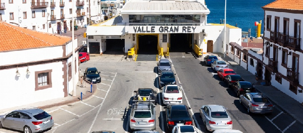 Vista del puerto de Valle Gran Rey (Vueltas) y zona de embarque