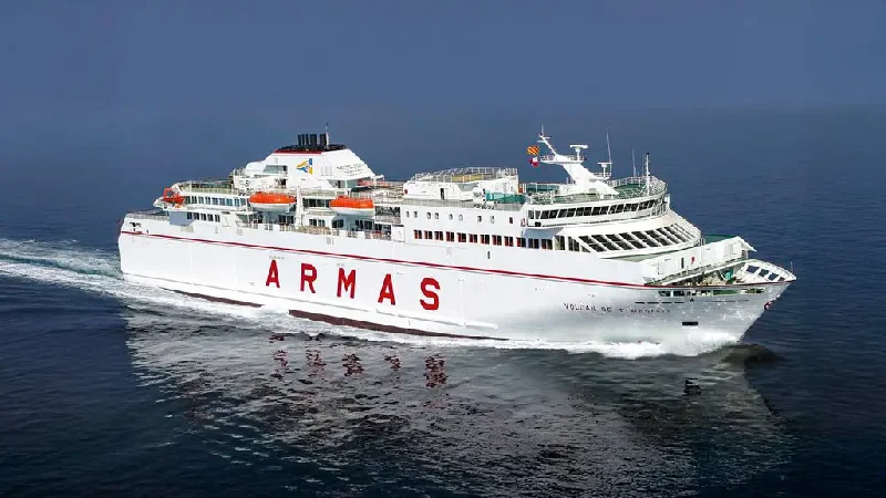 Ferry Balearia navegando entre Almer&iacute;a y Melilla con vista del puerto de Melilla