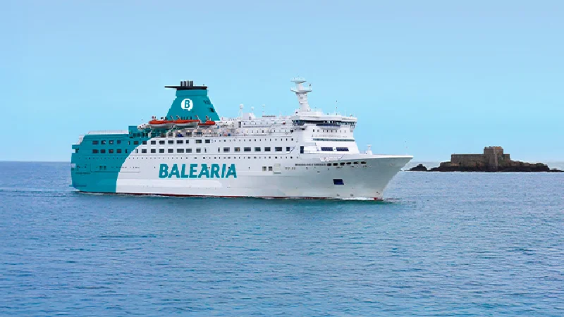 Ferry de Balearia navegando desde Argel hacia Valencia con camarotes y plazas para veh&iacute;culos