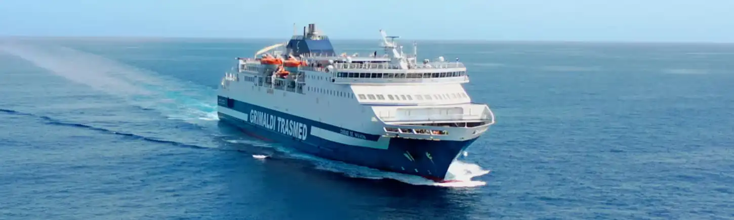 Ferry Barcelona Mah&oacute;n: barco de GNV o Trasmed en el puerto de Barcelona con destino al puerto de Mah&oacute;n, capital de Menorca