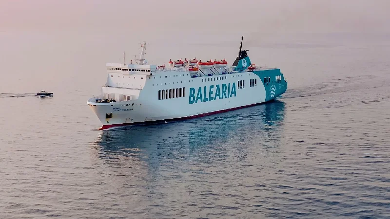 Ferry Balearia navegando de Barcelona a Mallorca con pasajeros y coches a bordo