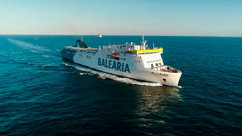 Ferry de Balearia navegando de Barcelona a Palma de Mallorca en horario nocturno